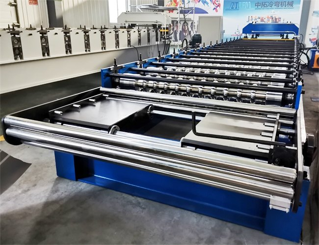 Corrugated roof tile roll forming machine